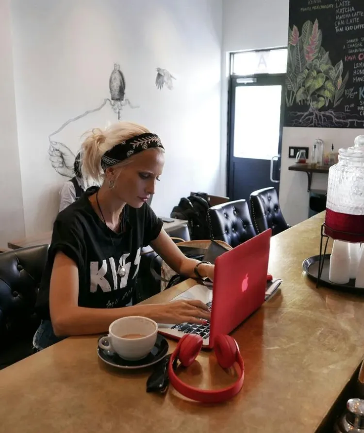 Mulher loira trabalhando em café 