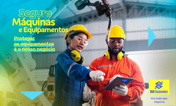 imagem mostra dos trabalhadores, uma mulher com traços orientais e um homem negro, ambos utilizando macacões industriais, capacetes, luvas e fones de EPI. O homem anota em uma prancheta enquanto a mulher aponta. Eles estão dentro de um galpão e logo atrás é possível ver um braço mecânico de maquinário industrial. No canto da imagem tem o texto "Seguro Máquinas e Equipamentos: Proteger os equipamentos é o nosso negócio"